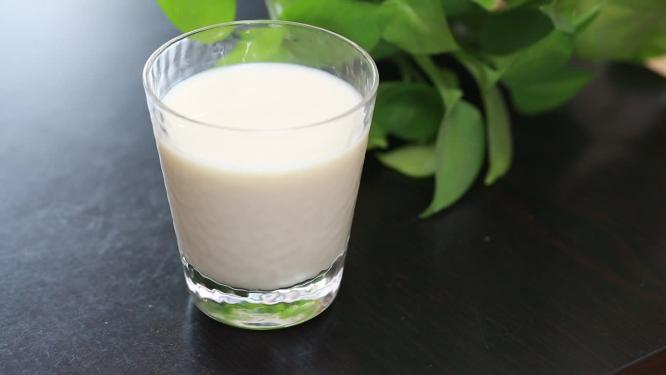 玻璃杯装一杯牛奶运镜