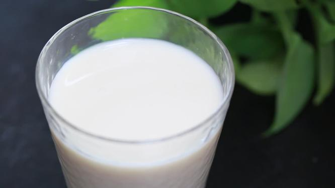 玻璃杯装一杯牛奶俯拍
