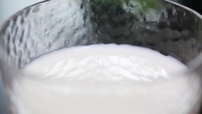 玻璃杯装一杯牛奶特写