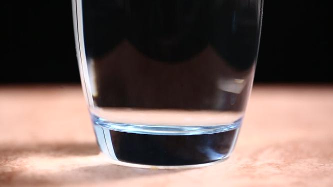 装水的玻璃杯透明杯子特写