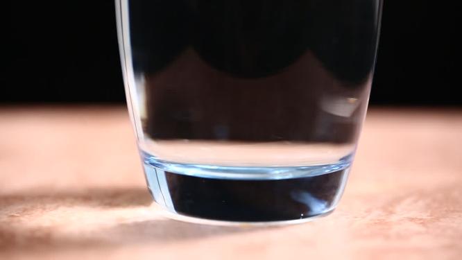 装水的玻璃杯透明杯子运镜