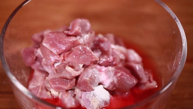 玻璃碗撒盐调味料腌制羊肉