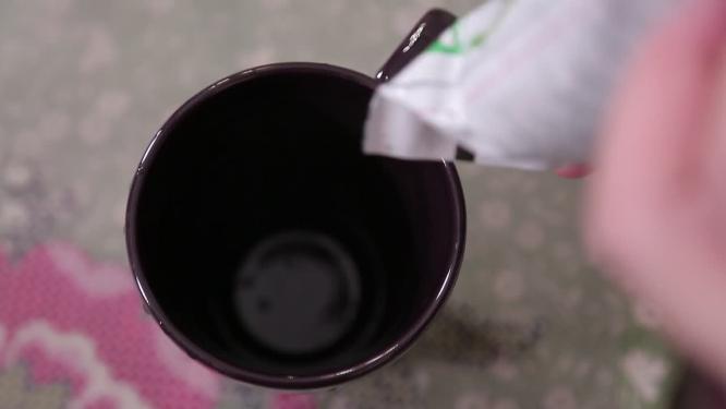 倒奶粉乳清蛋白粉