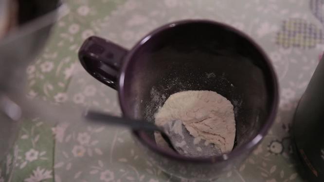 冲泡奶粉喝奶粉乳清蛋白粉