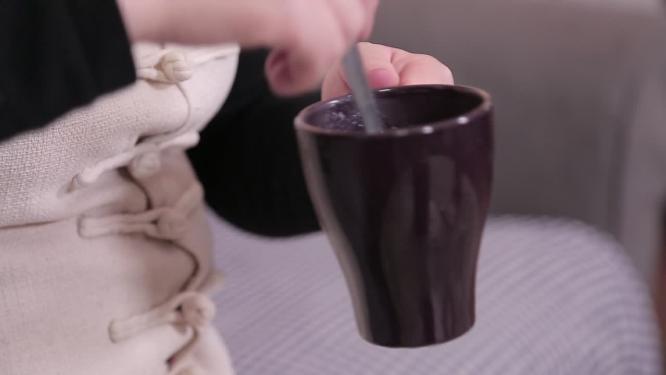 冲泡搅拌奶粉喝奶粉乳清蛋白粉