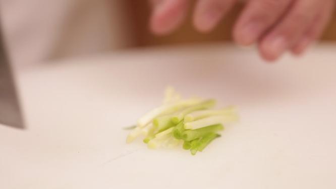 厨师切大葱葱段