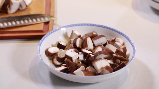 厨师切香菇块成品