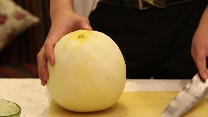 厨师剥柚子