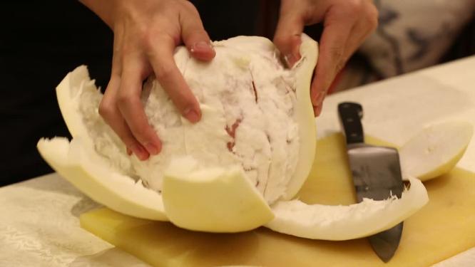 厨师剥红心柚子肉
