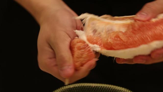 厨师剥红心柚子肉