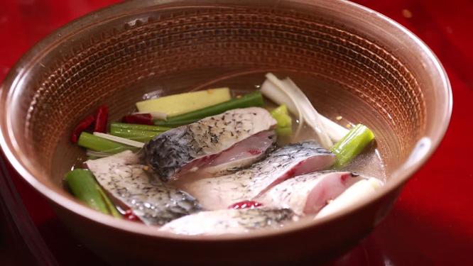 厨师用葱姜水去鱼腥