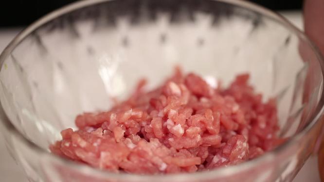 厨师调肉馅搅拌猪肉馅料