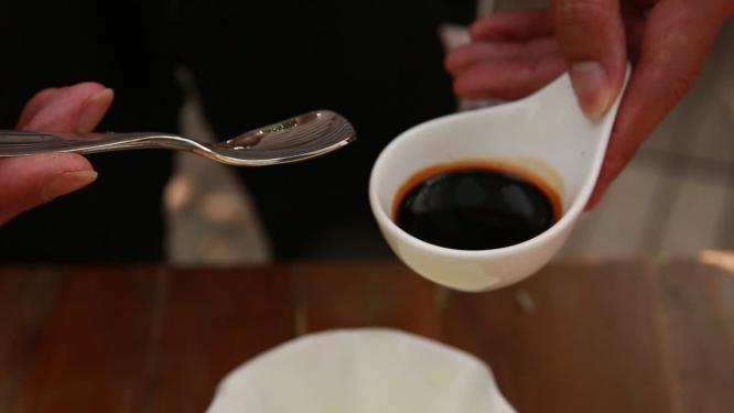 厨师调配沾水料汁酱料