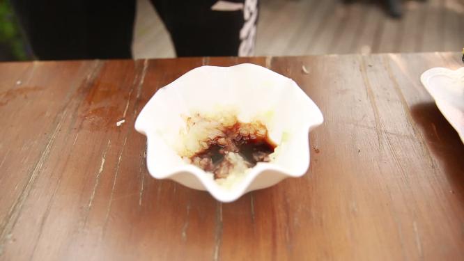 厨师调配沾水料汁