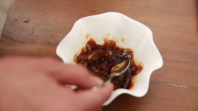 厨师调配沾水料汁酱汁