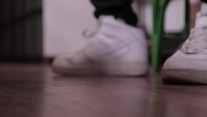 发脾气扔纸团发泄