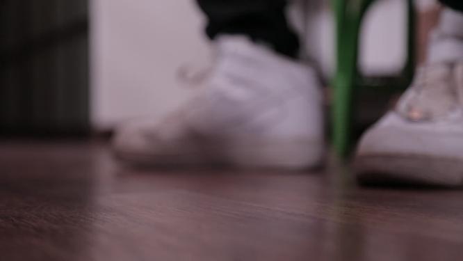 发脾气扔纸团发泄