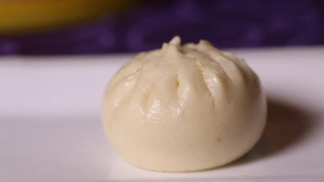 单个发面松软小笼包特写