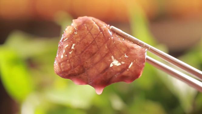 一筷子多汁烤肉牛排肉
