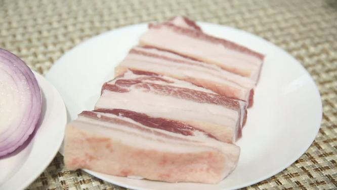 大厨切五花肉块