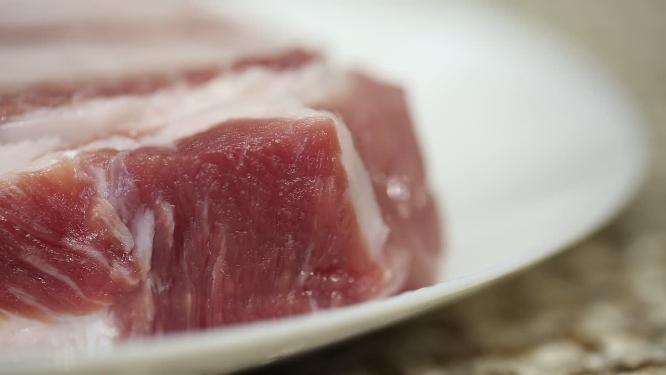 大厨切五花肉块