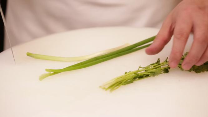 大厨切小葱和香菜