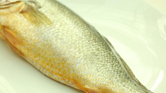 干烧黄鱼黄花鱼食材鱼身特写