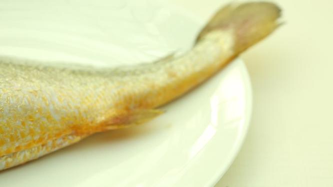 干烧黄鱼黄花鱼食材鱼身特写