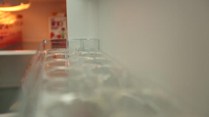 打开冰箱门码放鸡蛋
