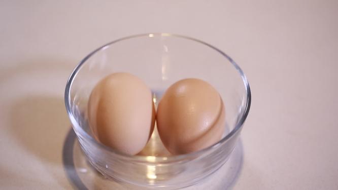 碗中鸡蛋特写