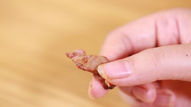 拆开羊肉柔嫩肉质