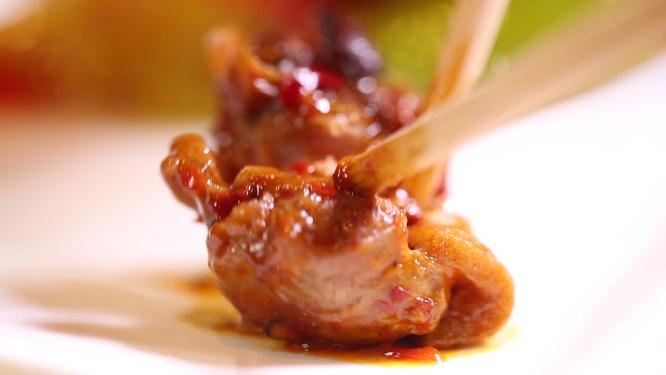 筷子拆解鸡肉