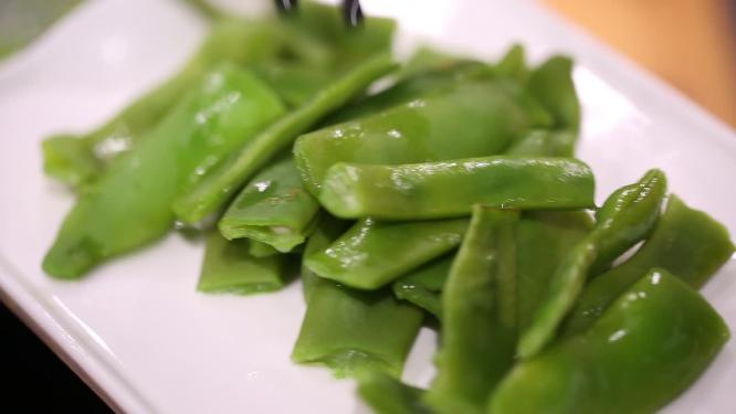 沸水煮制扁豆夹出
