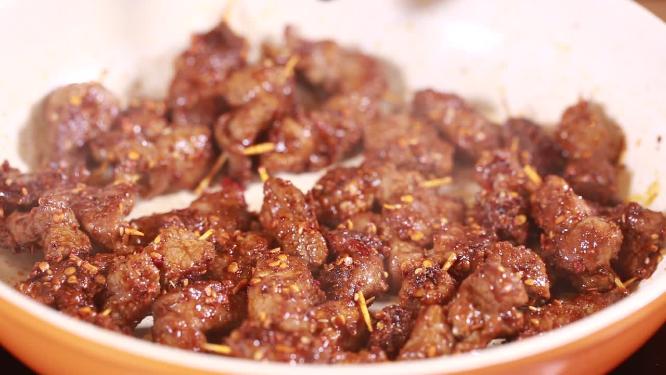 炒烤肉炒制牙签肉特写
