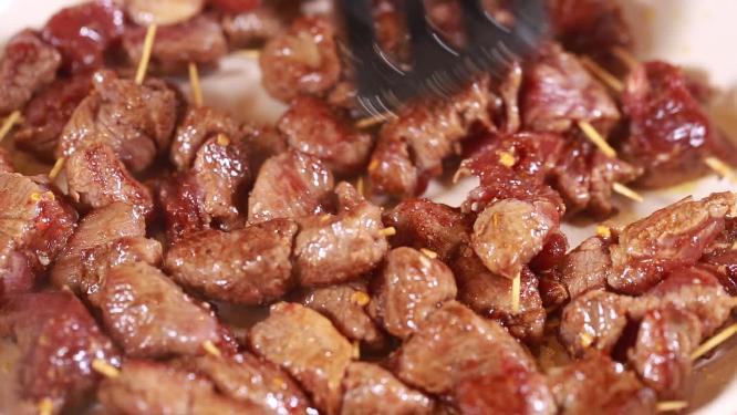 炒烤肉炒制牙签肉特写