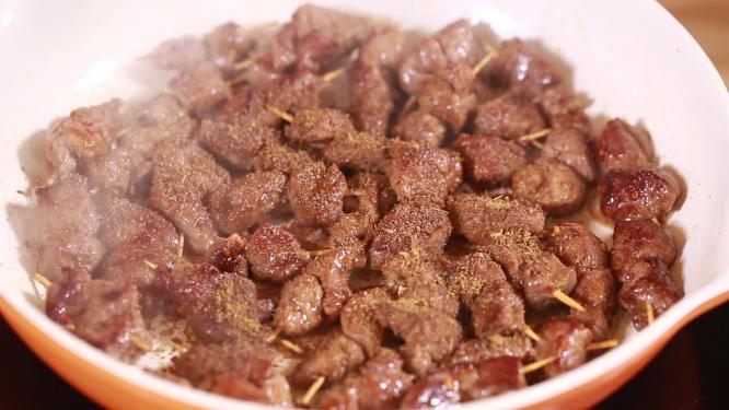 炒烤肉炒制牙签肉特写