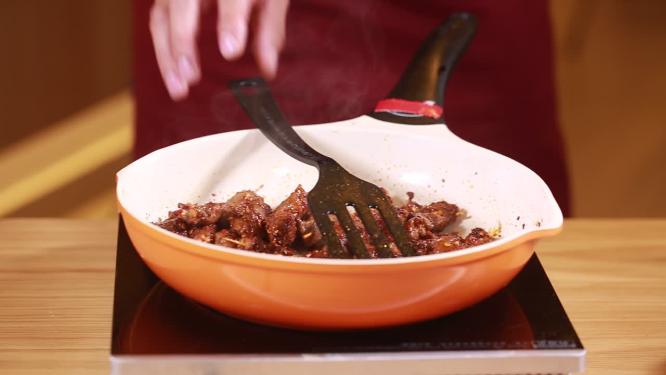 炒烤肉炒制牙签肉特写