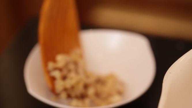 炒鸡肉粒炒鸡腿肉盛出