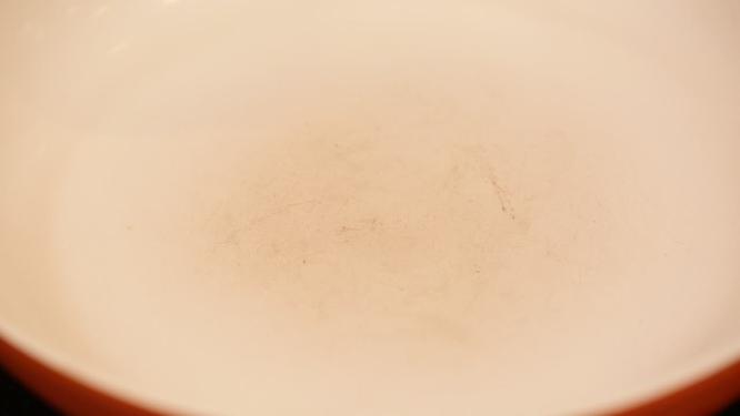 倒油炒鸡肉粒炒鸡腿肉