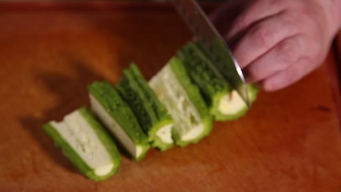 菜刀切苦瓜段切破