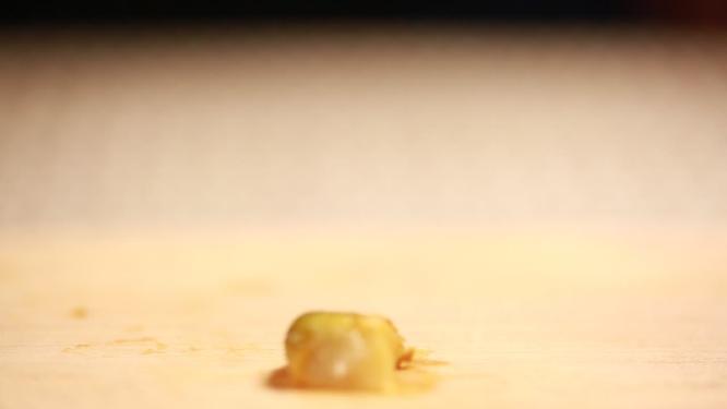 厨师基本功 菜刀碾碎一块榨菜劲道爽脆素材