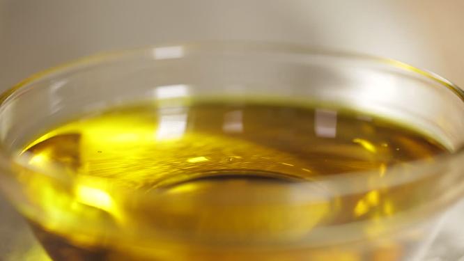 一碗菜籽油橄榄油亚麻籽油