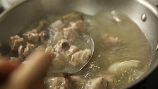 葱姜水焯排骨去腥