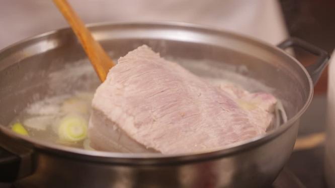 葱姜水煮五花肉去腥