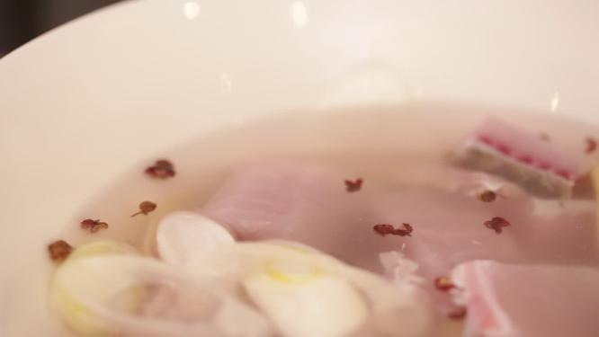 葱姜水腌制水产鱼肉去腥