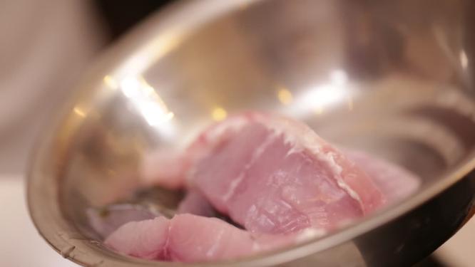 葱姜水腌制水产鱼肉去腥