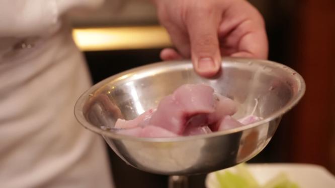 葱姜水腌制鱼肉去腥