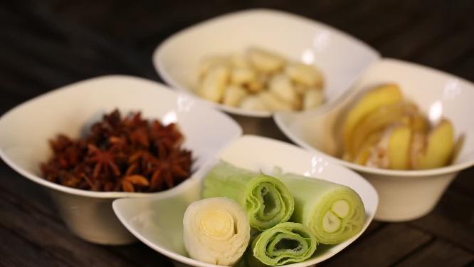 葱姜蒜花椒大料各种调料特写