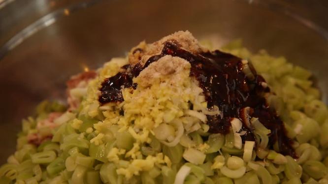 调配扁豆肉馅加酱料