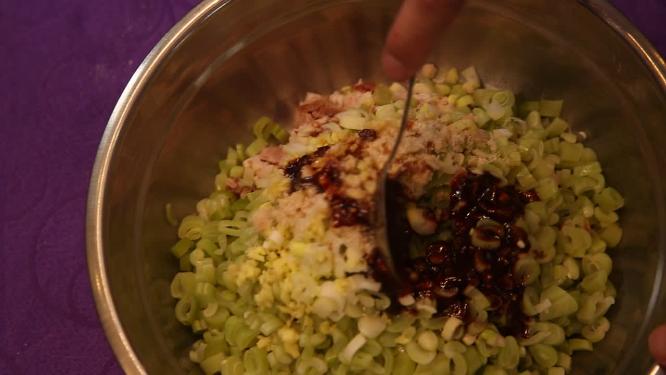 调配扁豆肉馅加酱料